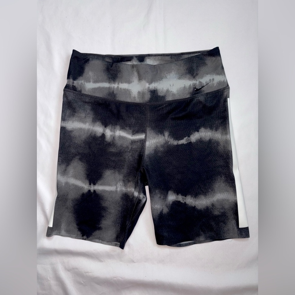 Nike Size M Black & Grey One Luxe 7 Inch Inseam Athletic Gym Bike Shorts - Picture 2 of 7